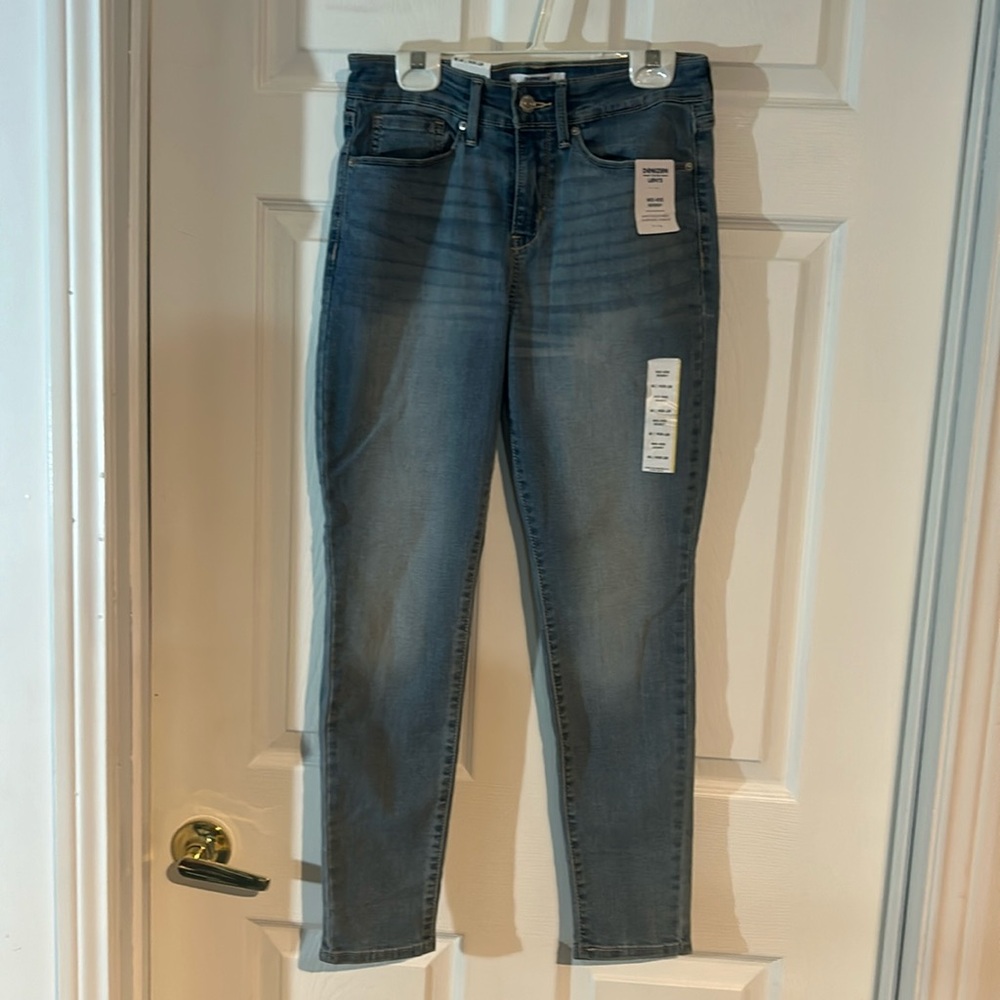 NWT Ladies size 28 Denizen from Levi’s mid rise skinny Jeans